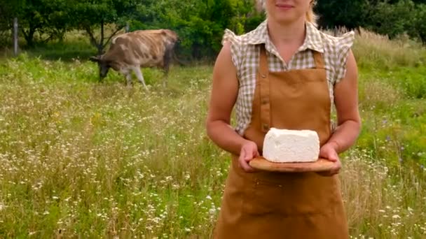 農場の女性の手にある牛のチーズ 選択的な焦点 フード — ストック動画