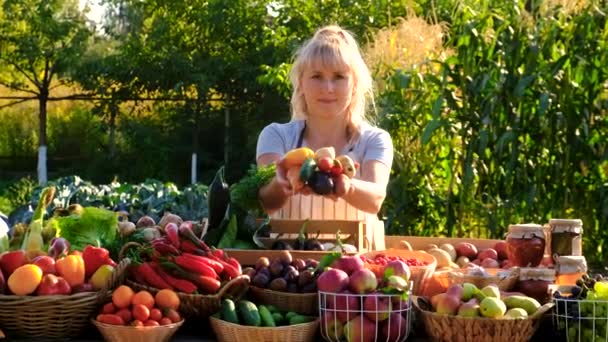 Een Vrouwelijke Boer Verkoopt Groenten Fruit Een Boerenmarkt Selectieve Focus — Stockvideo