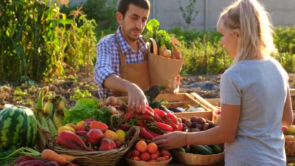 Άντρας Και Γυναίκα Μια Λαϊκή Αγορά Επιλεκτική Εστίαση Τρόφιμα — Αρχείο Βίντεο