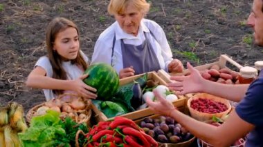 Büyükanne ve torun çiftçi pazarında sebze ve meyve satıyorlar. Seçici odaklanma. yiyecek.