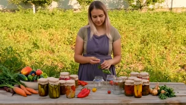 Konzervace Zeleniny Sklenicích Selektivní Soustředění Jídlo — Stock video