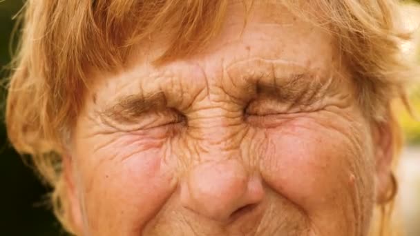 Yaşlı Kadın Gözleri Bakıyor Seçici Odaklanma Sunbae — Stok video