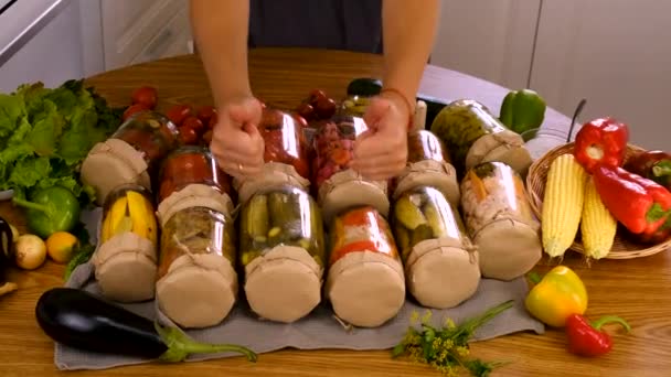 Μια Γυναίκα Συντηρεί Λαχανικά Στην Κουζίνα Επιλεκτική Εστίαση Τρόφιμα — Αρχείο Βίντεο