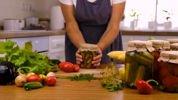 Seorang Wanita Sedang Mengawetkan Sayuran Dapur Fokus Selektif Makanan — Stok Video