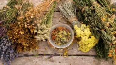 Kurutulmuş otlar, çiçekler alternatif tıp ve tıbbi çay. Seçici odaklanma. Doğa.