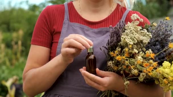 Frau Und Kräuter Und Getrocknete Blumen Alternative Medizin Und Heiltee — Stockvideo
