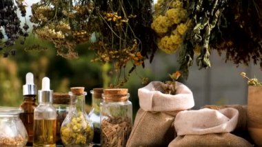 Kurutulmuş otlar, çiçekler alternatif tıp ve tıbbi çay. Seçici odaklanma. Doğa.