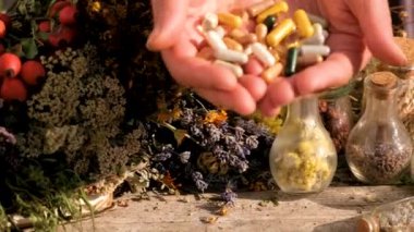 Kapsüller, bitkiler, kurutulmuş çiçekler, alternatif ilaçlar. Seçici odaklanma. Doğa.