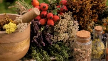 Kurutulmuş otlar, çiçekler alternatif tıp ve tıbbi çay. Seçici odaklanma. Doğa.