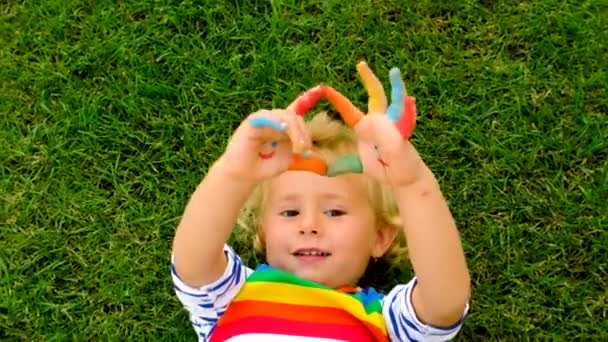 Ręce Malują Uśmiech Rękach Dziecka Wybiórcze Skupienie Dzieciaku — Wideo stockowe