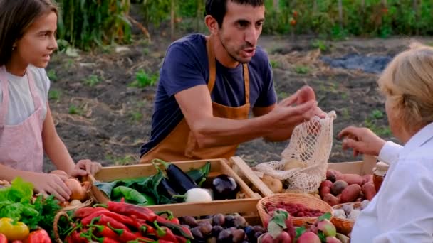 Baba Kız Çiftçi Pazarında Sebze Meyve Satıyorlar Seçici Odaklanma Yiyecek — Stok video