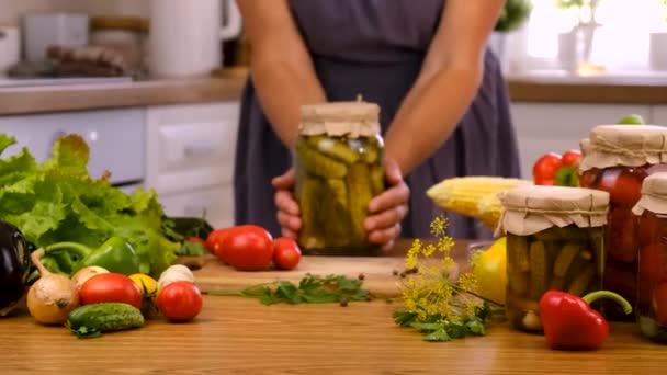 Uma Mulher Está Preservar Vegetais Cozinha Foco Seletivo Alimentos — Vídeo de Stock