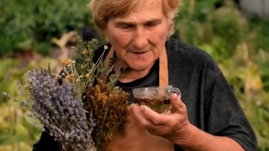 Kadın ve otlar ve kurumuş çiçekler alternatif tıp ve tıbbi çay. Seçici odaklanma. Doğa.