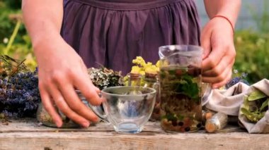 Kadın ve otlar ve kurumuş çiçekler alternatif tıp ve tıbbi çay. Seçici odaklanma. Doğa.