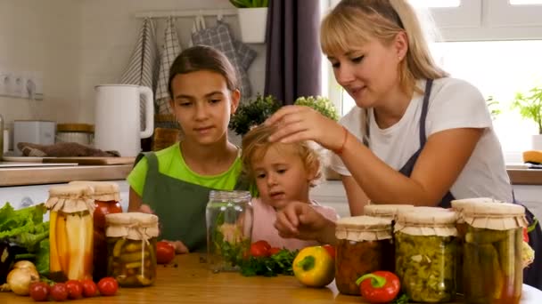 Familia Está Conservando Verduras Cocina Enfoque Selectivo Perseverancia — Vídeo de stock