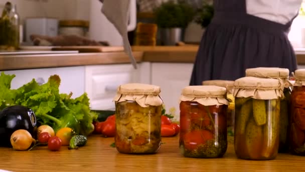 Uma Mulher Está Preservar Vegetais Cozinha Foco Seletivo Alimentos — Vídeo de Stock