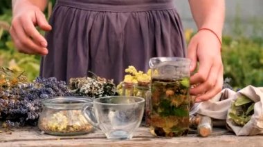 Kadın ve otlar ve kurumuş çiçekler alternatif tıp ve tıbbi çay. Seçici odaklanma. Doğa.