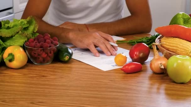 Dietetyk Pisze Plan Odżywiania Wybiórcze Skupienie Żywność — Wideo stockowe