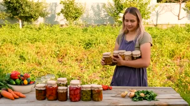 Pengawetan Sayuran Dalam Botol Wanita Fokus Selektif Makanan — Stok Video