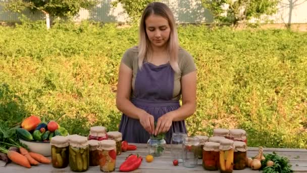 Διατήρηση Λαχανικών Βάζα Γυναίκα Επιλεκτική Εστίαση Τρόφιμα — Αρχείο Βίντεο