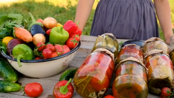 瓶の女性における野菜の保存 選択的な焦点 フード — ストック動画