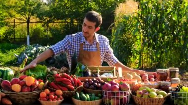 Çiftçi çiftçi pazarında meyve ve sebze satar. Seçici odaklanma. Yiyecek..
