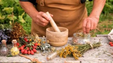 Kadın ve otlar ve kurumuş çiçekler alternatif tıp ve tıbbi çay. Seçici odaklanma. Doğa.