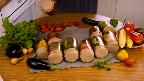 女性がキッチンで野菜を保存しています 選択的な焦点 フード — ストック動画