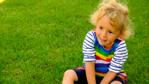 Eller Çocuk Kollarında Bir Gülümseme Çizer Seçici Odaklanma Çocuk — Stok video