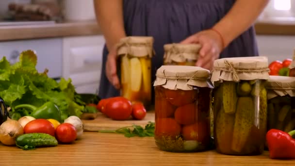 Kobieta Konserwuje Warzywa Kuchni Wybiórcze Skupienie Żywność — Wideo stockowe