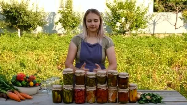 Збереження Овочів Баночках Жінки Вибірковий Фокус Їжа — стокове відео