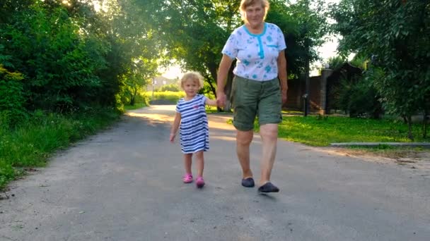 Babcia Wnuczka Trzymają Się Ręce Wybiórcze Skupienie Miłość — Wideo stockowe