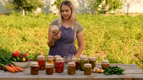 Preservação Verduras Mulher Jarros Foco Seletivo Alimentos — Vídeo de Stock