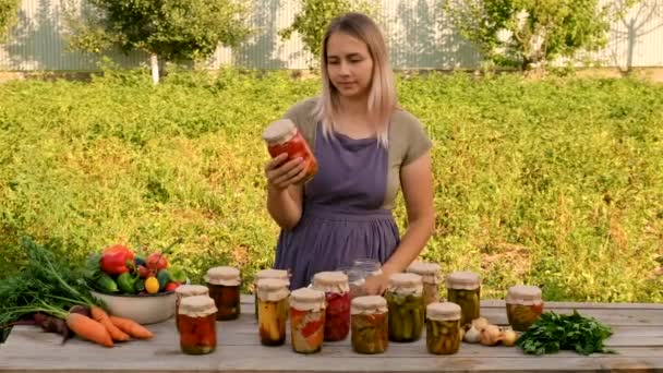 Preservação Verduras Mulher Jarros Foco Seletivo Alimentos — Vídeo de Stock