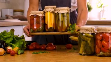 Bir kadın mutfakta sebzeleri koruyor. Seçici odaklanma. Yiyecek..
