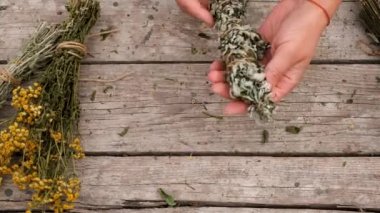Kadın ve otlar ve kurumuş çiçekler alternatif tıp ve tıbbi çay. Seçici odaklanma. Doğa.