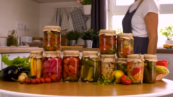一个女人在厨房里保存蔬菜 有选择的重点 — 图库视频影像