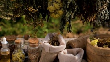 Kurutulmuş otlar, çiçekler alternatif tıp ve tıbbi çay. Seçici odaklanma. Doğa.