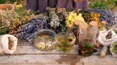Kadın ve otlar ve kurumuş çiçekler alternatif tıp ve tıbbi çay. Seçici odaklanma. Doğa.