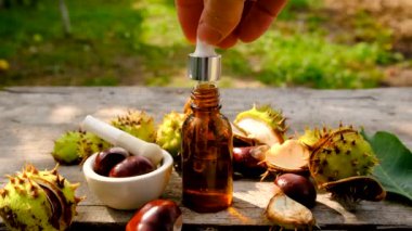 Şişedeki kestane tentürü. Seçici odaklanma. Doğa.