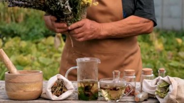 Kadın ve otlar ve kurumuş çiçekler alternatif tıp ve tıbbi çay. Seçici odaklanma. Doğa.