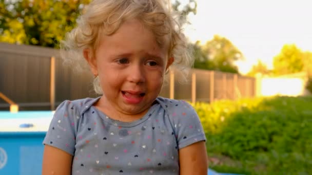 Ett Barn Gråter Gatan Selektivt Fokus Grabben — Stockvideo