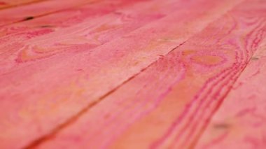 Kurula kırmızı koruma çözeltisi veriyor. Seçici odaklanma. Doğa.