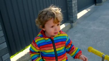 Sokakta bir çocuk ağlıyor. Seçici odaklanma. Çocuk.