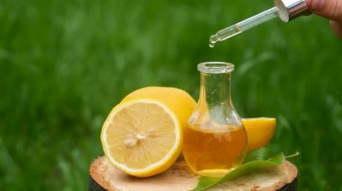 Limon yağı şişede. Seçici odaklanma. Spa.