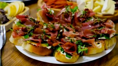 Tabağında jamon olan bruschetta. Seçici odaklanma. yiyecek.