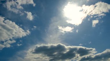 Güneş gökyüzünde parlıyor. Seçici odaklanma. Doğa.