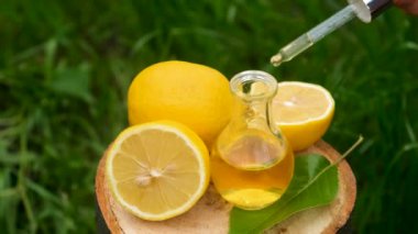 Limon yağı şişede. Seçici odaklanma. Spa.