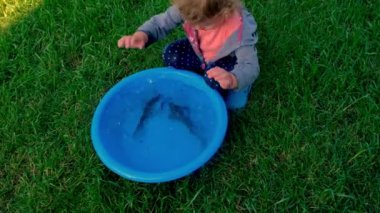 Bir çocuk kasedeki balıkla oynar. Seçici odaklanma. Çocuk.