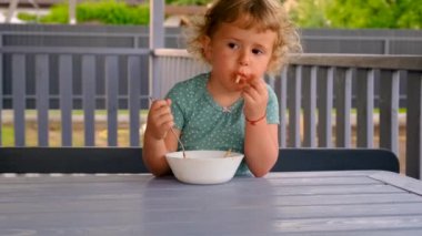 Çocuk makarna yiyor. Seçici odaklı çocuk